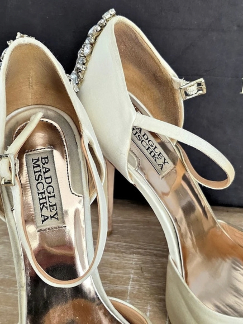 Badgley Mischka Kiara Crystal Back Open Toe Pump White & Gold US 8 M - Picture 5 of 6